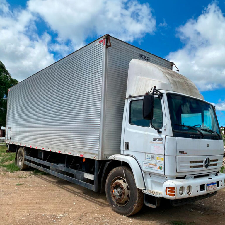 Caminhão-M.-Benz-1718-2011-3