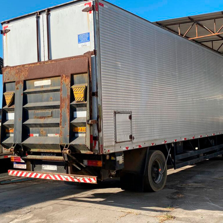 Caminhão-M.-Benz-1718-2011-8